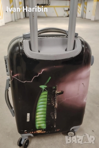Продавам куфар с колелца и телескопична дръжка 