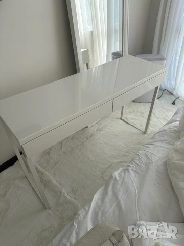 Бюро , тоалетна маса, ikea besta burs бял гланц, снимка 4 - Бюра - 53891594
