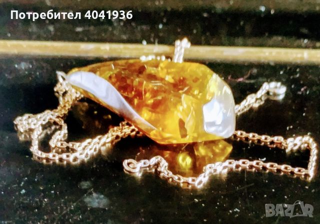 Винтидж медальон от красив масивен кехлибар с мушици и разстения, снимка 2 - Колиета, медальони, синджири - 45224554
