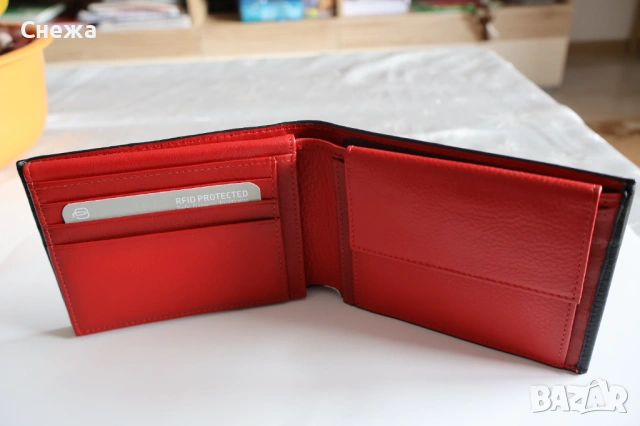Piquadro Splash с RFID защита портфейл с лек дефект, снимка 3 - Портфейли, портмонета - 54177193