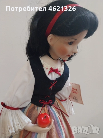 Колекционерска порцеланова кукла Снежанка от колекцията „Героини от приказните гори“ на Diana Effner, снимка 7 - Декорация за дома - 52043963