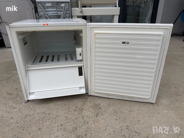 Малък мини фризер AEG 60см