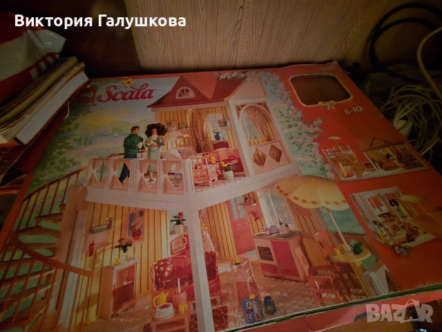 Куклена къща, кукли и боички.