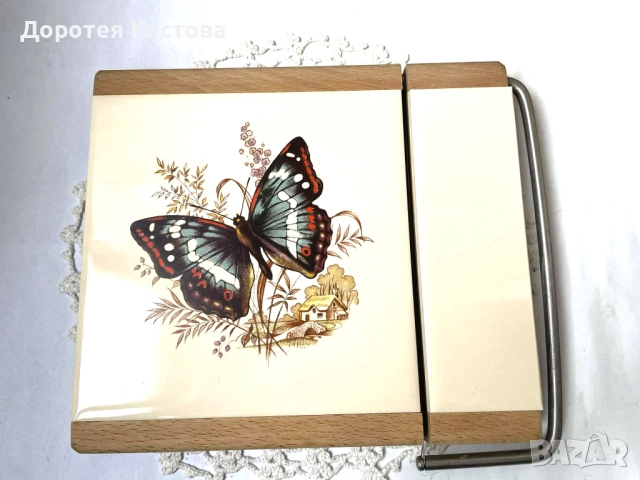 Красива дъска за сирена от Англия от дърво и керамична плочка с пеперуда