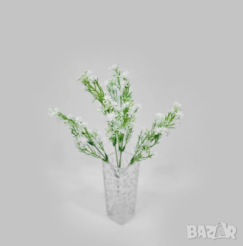 Изкуствена аранжировка с миниатюрни бели цветчета – елегантен декоративен акцент