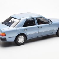 Mercedes-Brnz 230 E W124 1990 - мащаб 1:18 на Norev моделът е нов в кутия, снимка 2 - Колекции - 45502550