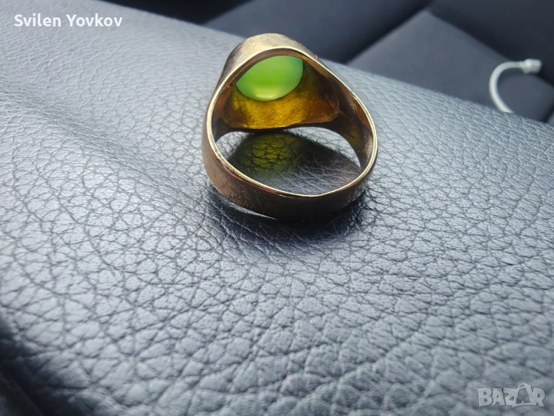 Продавам ръчно изработен български златен пръстен със смарагд , снимка 1