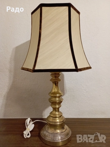 Красива голяма старинна лампа
