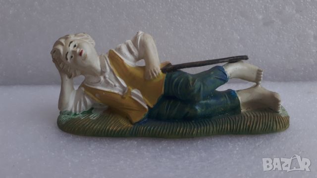 Статуйка на джентълмен, който лежи бос с бастунчето си, снимка 2 - Декорация за дома - 45751381