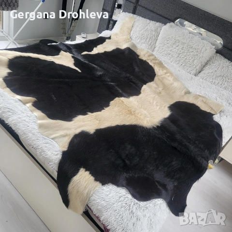 Килим от естествена козина в черно и бяло