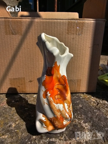 Декоративна порцеланова ваза с рози и дантелен кант