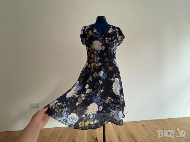 Рокля с цветя от Dorothy Perkins, размер М/L