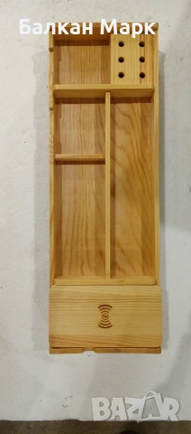 Дървен органайзер за бюро с безконтактно зарядно
за телефон 