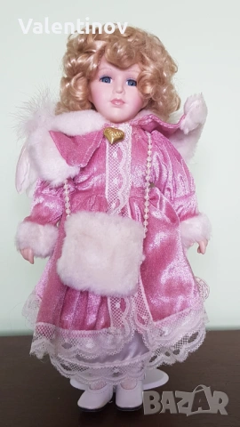 Порцеланова кукла със стойка 