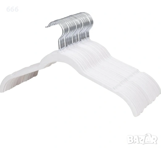 22 броя бели кадифени закачалки