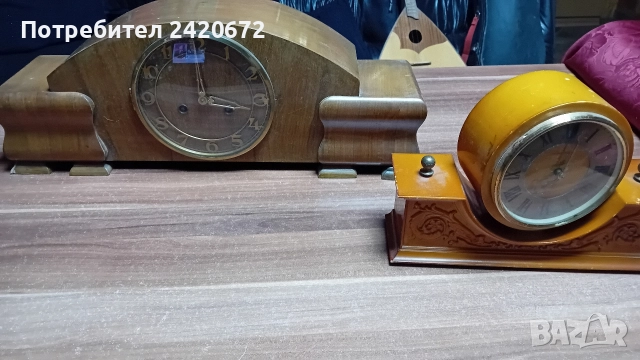 два антикварни часовници