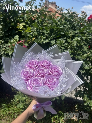 Букет " 7 сатенени рози с мрежа пуканка "