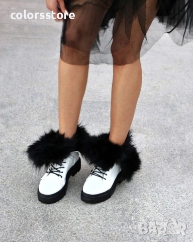 Равни боти - бяла кожа с черен ЕСТЕСТВЕН пух - TR36