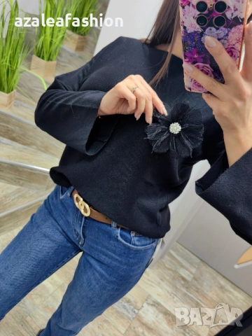 Пуловер с брошка - цветове