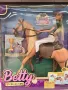 кукла Betty на кон, снимка 1