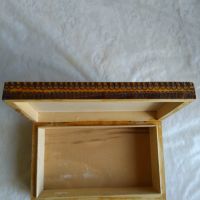 Продавам дървена кутия , снимка 2 - Антикварни и старинни предмети - 45596038