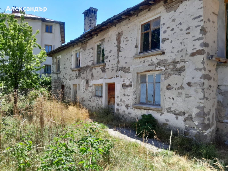 Продава се каменна къща с двор до Смолянските езера, снимка 1