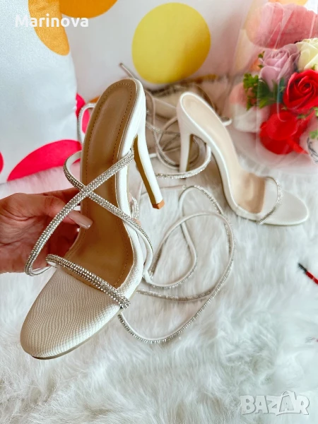 Бели сандали на ток с блестящи връзки, снимка 1