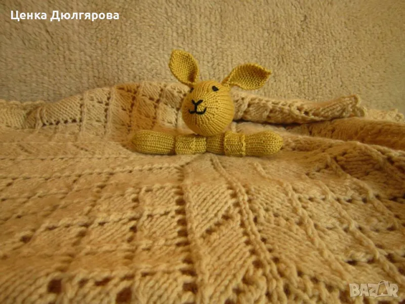 Вълнено одеялце (80 см / 80 см) с подвижна играчка зайче., снимка 1