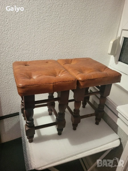 Стари антични табуретки изработени от естествена кожа и масивно дърво, снимка 1