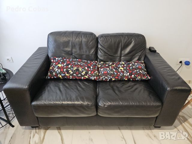 Двуместен, черен, кожен диван. Модел SKOGABY. Закупен от IKEA, снимка 3 - Дивани и мека мебел - 45696398