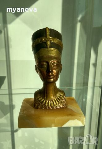 Метална статуетка на египетската кралица Нефертити. Детайлен бюст върху камък. , снимка 4 - Статуетки - 45305116