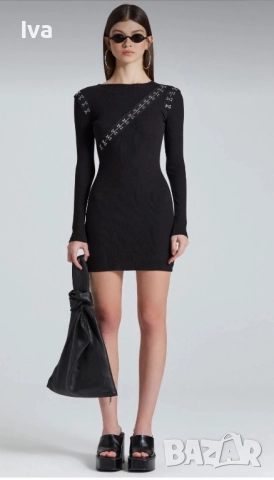 Черна еластична рокля с декоративни метални детайли