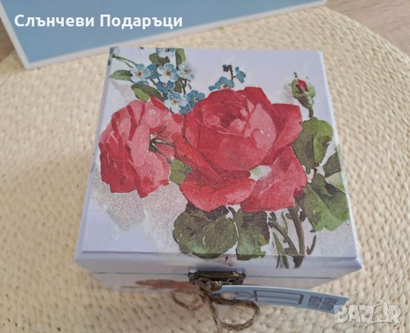 Декупаж Ръчно Изработена Кутия за Бижута с Цветя Червени Рози, снимка 1 - Други - 45523142
