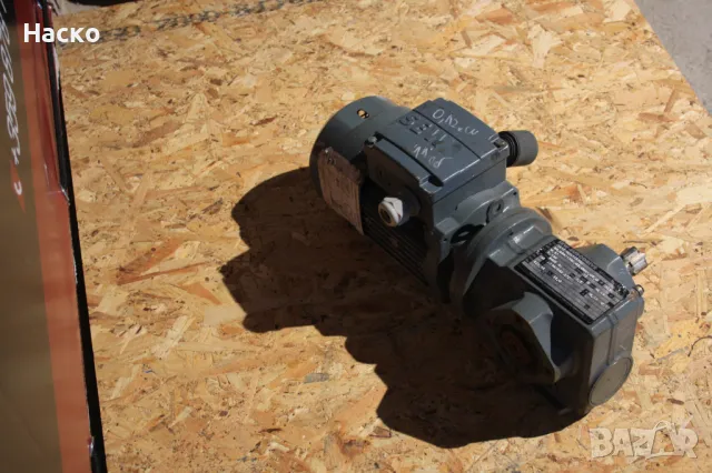 Мотор-редуктор SEW-EURODRIVE 0.12 kW | i=122.94 | 11 об./мин | със спирачка, снимка 4 - Други машини и части - 50036834