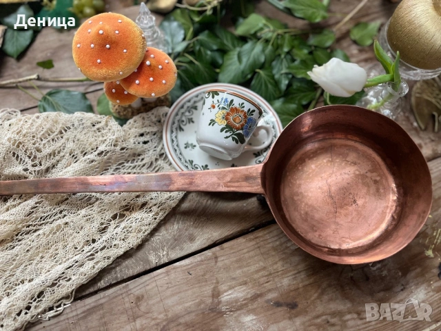 Голям бакърен съд  Според мен за наливане на вода( черпак) Масивен с дълга и извита дръжка 