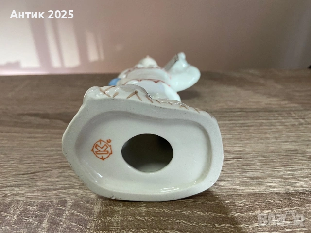 Винтидж порцеланова статуетка „Северен младеж с радиоприемник“, СССР, снимка 3 - Антикварни и старинни предмети - 53234249