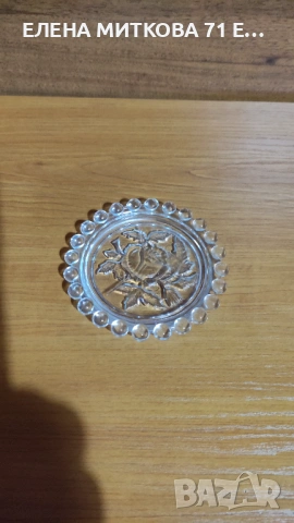 Поставки за чаши от кристално стъкло с релефна роза на дъното и красив борд, снимка 3 - Чаши - 53514988