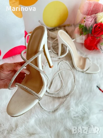 Бели сандали на ток с блестящи връзки, снимка 1