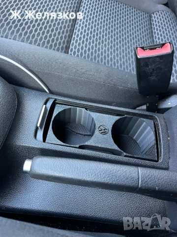 Поставка за чаши за VW Golf 5, снимка 2 - Аксесоари и консумативи - 54083686