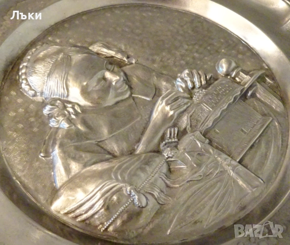 Калаена чиния с картина Плетачката на дантели. , снимка 2 - Антикварни и старинни предмети - 52282214