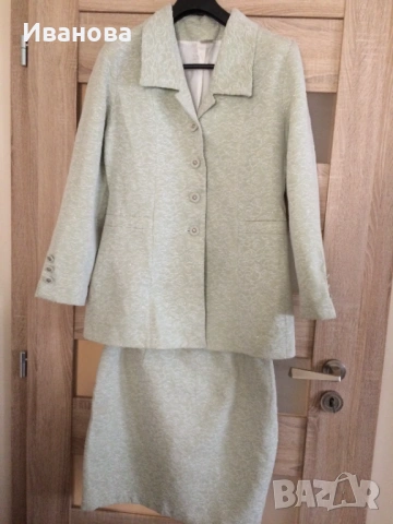 Стилен костюм в млечно зелен цвят.