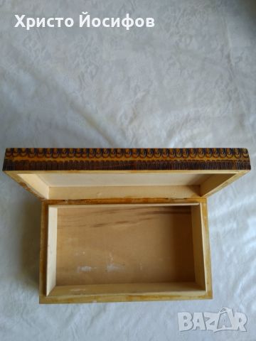 Продавам дървена кутия , снимка 2 - Антикварни и старинни предмети - 45596038