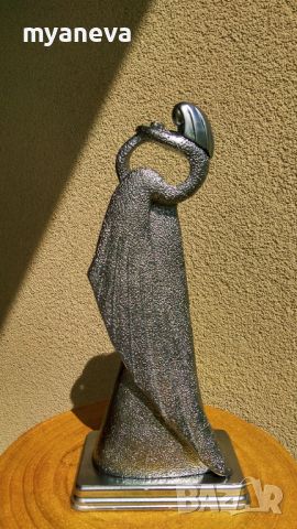Футуристична, метална  статуетка "Жената лебед" 