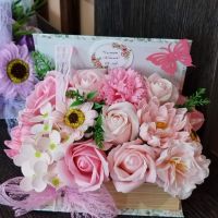 Кутии книги със сапунени цветя в розово и лилаво, снимка 1 - Подаръци за жени - 45496092