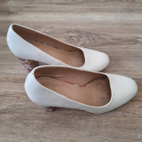 Дамски бели обувки със шарен ток на цветя 39 номер, снимка 10 - Дамски обувки на ток - 45018440