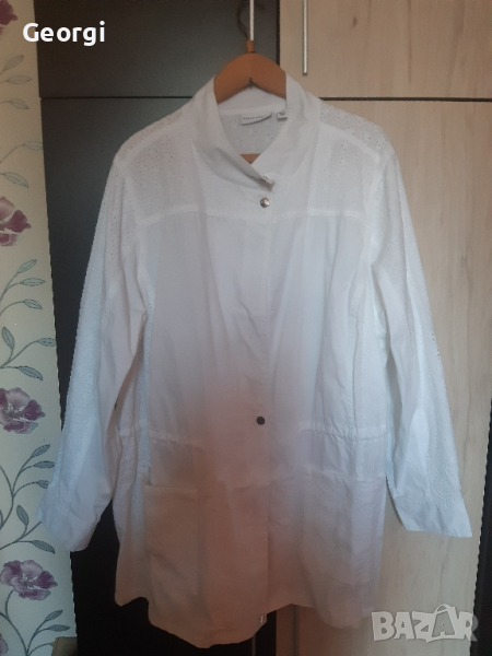 Бяло дамско яке с джобове, цип и брудерия, снимка 1