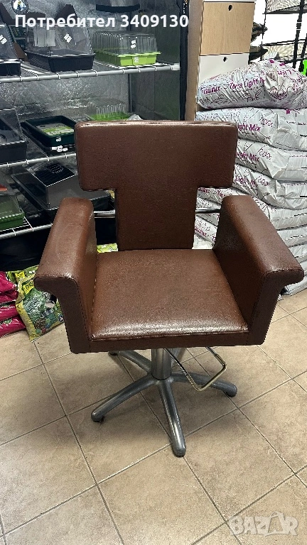 Два броя фризьорки столове , снимка 1