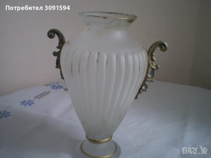 Ретро ваза амфора матово стъкло с позлатени орнаменти, снимка 1