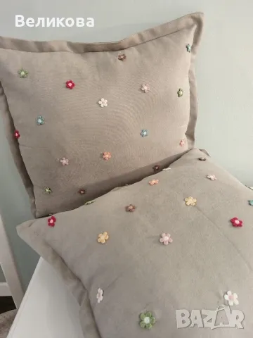 Възглавнички за декорация с релефни цветенца 
