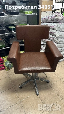 Два броя фризьорки столове 